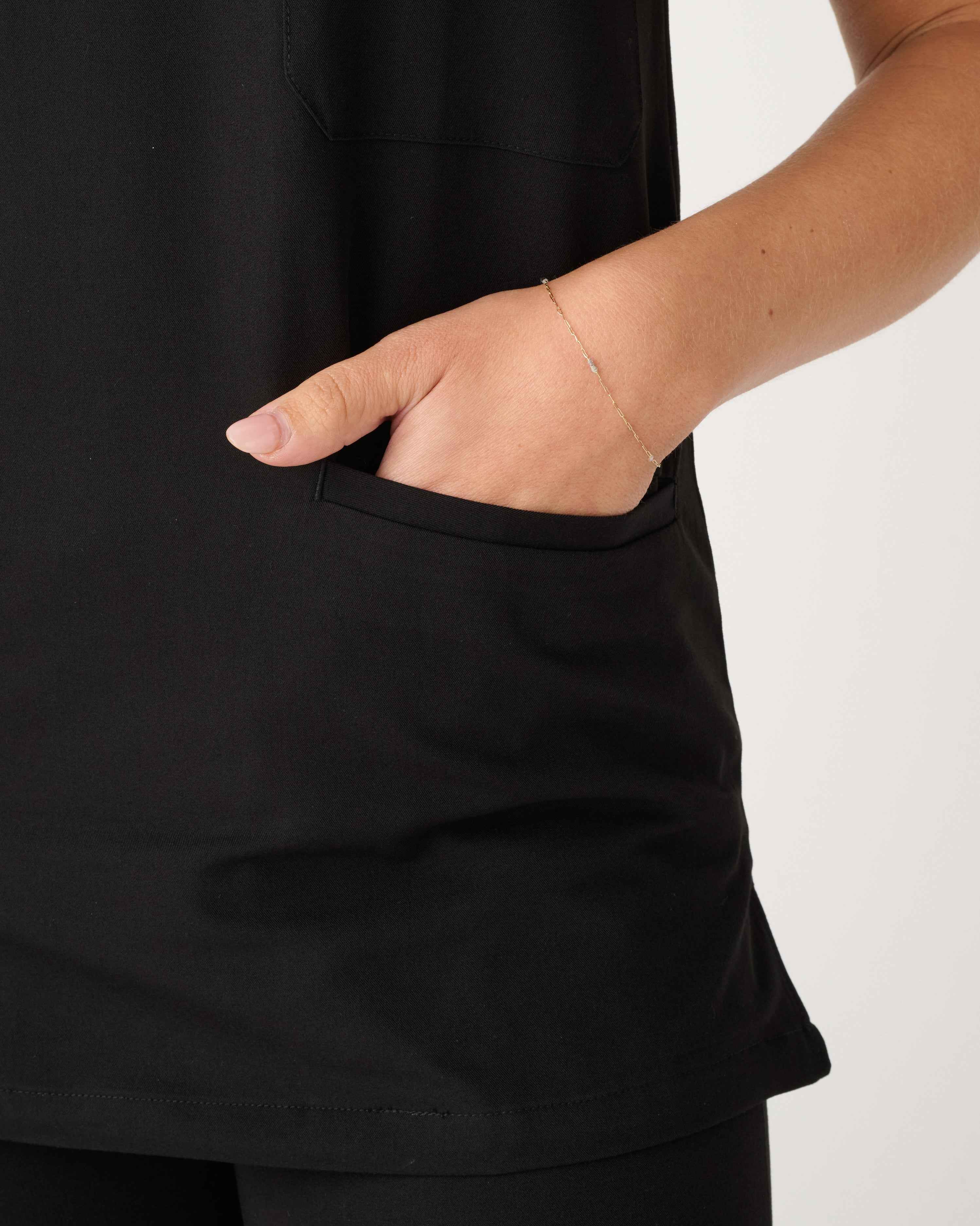 MELBOURNE Three-Pocket Scrub Top Black